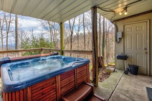Outdoor spa tub - *Amazing 3BD w/ Hot Tub | Fire Pit + Pool Access* (Gatlinburg)
