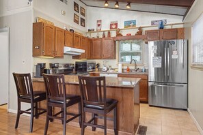 Fridge, microwave, oven, stovetop - *Amazing 3BD w/ Hot Tub | Fire Pit + Pool Access* (Gatlinburg)