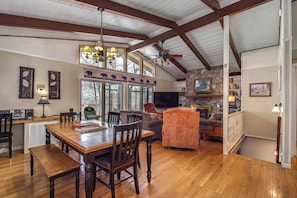 Interior - *Amazing 3BD w/ Hot Tub | Fire Pit + Pool Access* (Gatlinburg)