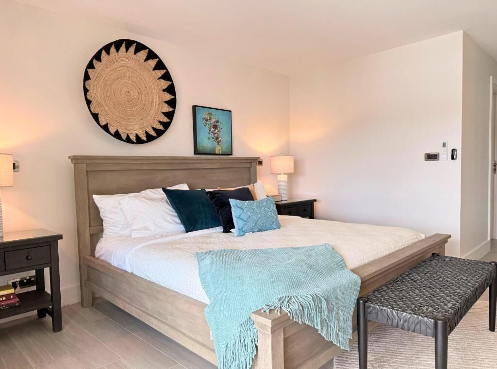 Villa Fiori | In-room safe, desk, laptop workspace, blackout drapes