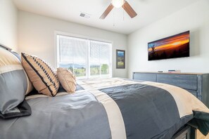 3 bedrooms, desk, iron/ironing board, travel cot - Modern 3BD Home Near TOWN! Hot Tub + Games + VIEWS (Sevierville)