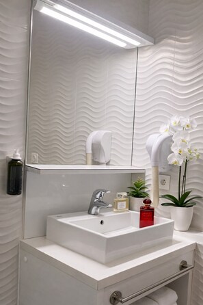 Máy sấy tóc, khăn tắm, xà phòng, dầu gội 
