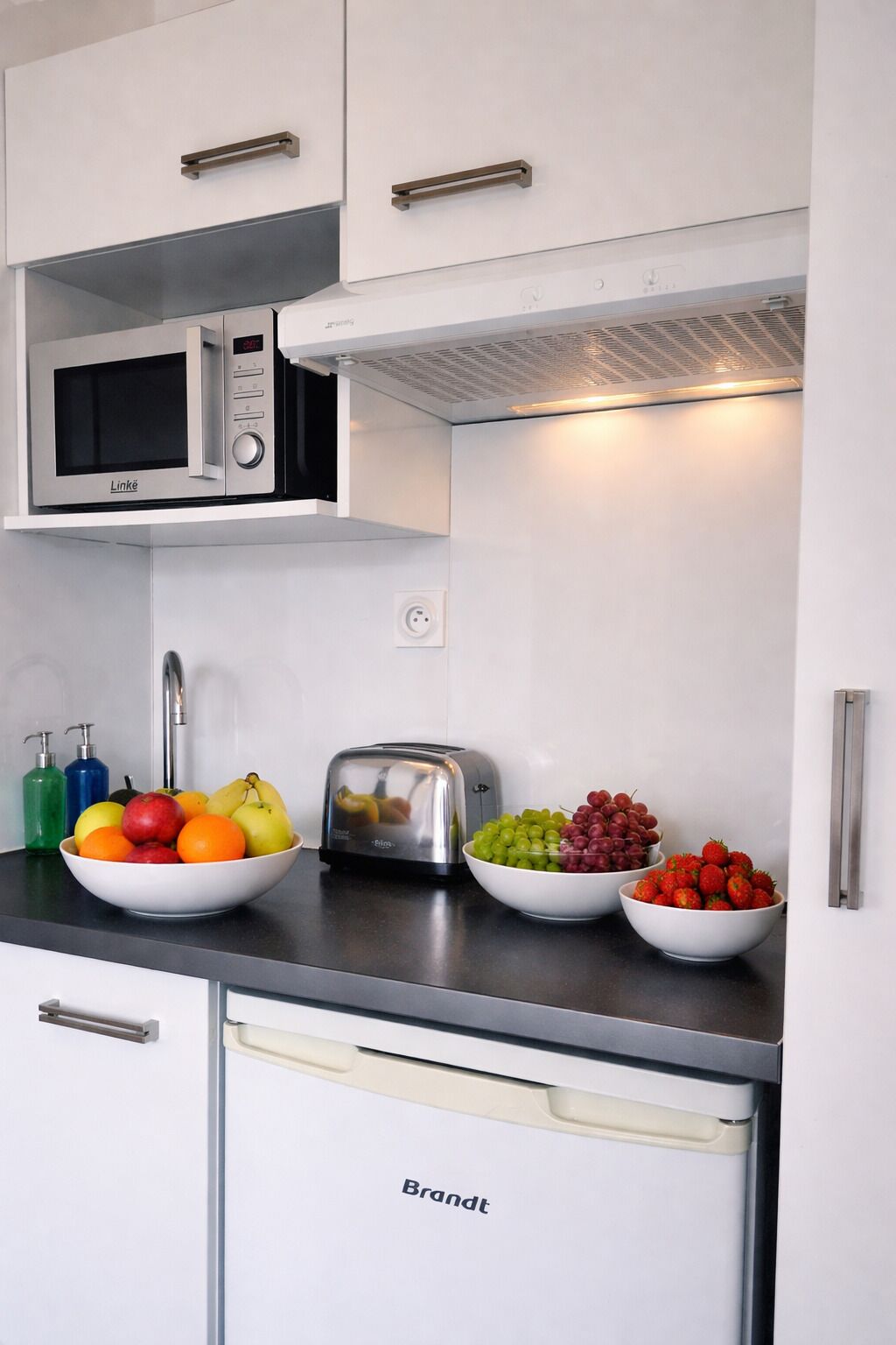 Habitación triple familiar, vista a la ciudad | Cocina privada