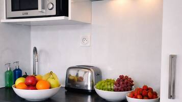 Habitación triple familiar, vista a la ciudad | Cocina privada