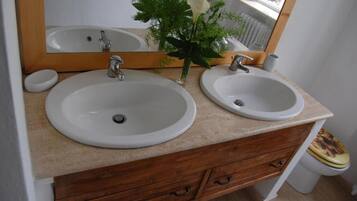 Standard Single Room, Shared Bathroom | Bathroom