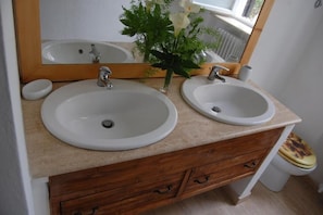 Standard Single Room, Shared Bathroom | Bathroom