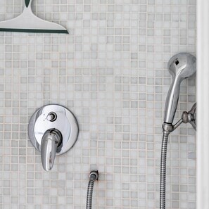 Artículos de tocador gratuitos, secador de pelo, bidet, toallas