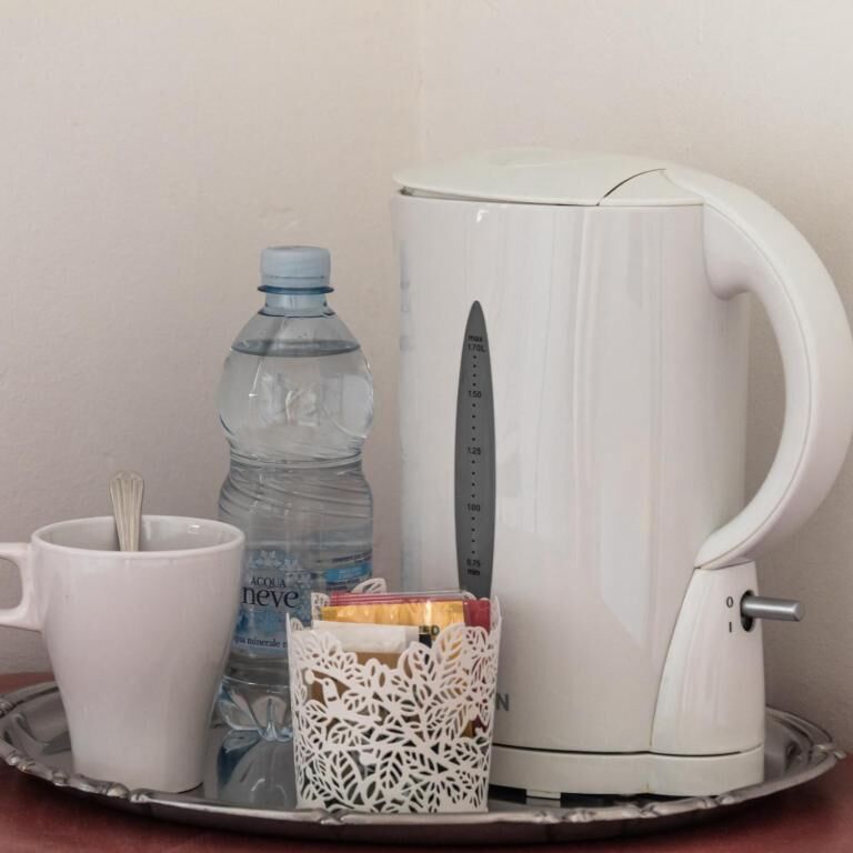 Standard Single Room, Shared Bathroom | Coffee and/or coffee maker