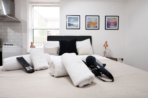 Contractor Studio • Parking • Smart TV & Kitchen