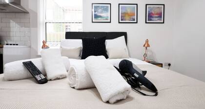 Contractor Studio • Parking • Smart TV & Kitchen