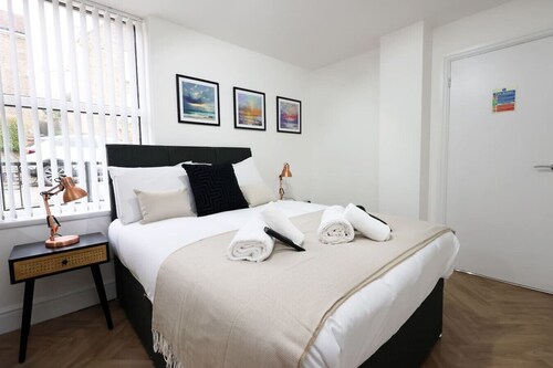 Contractor Studio • Parking • Smart TV & Kitchen