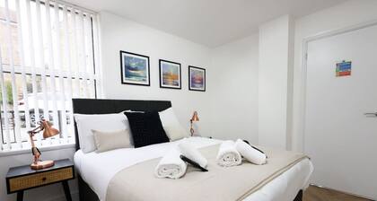 Contractor Studio • Parking • Smart TV & Kitchen