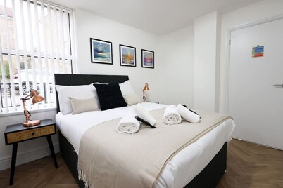 Contractor Studio • Parking • Smart TV & Kitchen