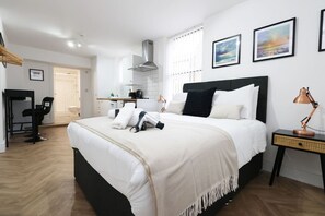 Desk, WiFi, bed sheets