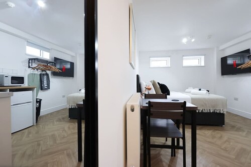 Contractor Studio • Parking • Smart TV & Kitchen