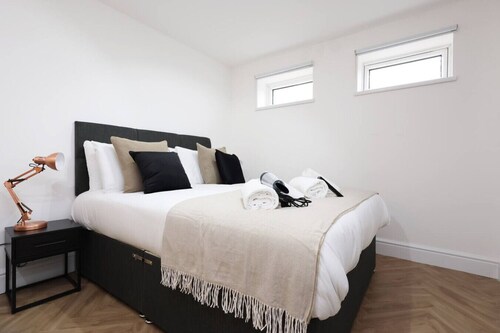 Contractor Studio • Parking • Smart TV & Kitchen