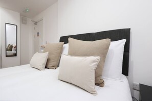 Desk, iron/ironing board, WiFi, bed sheets - Contractor Studio • Parking • Smart TV & Kitchen (Pontardawe)