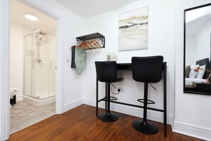 Hair dryer - Contractor Studio • Parking • Smart TV & Kitchen (Pontardawe)