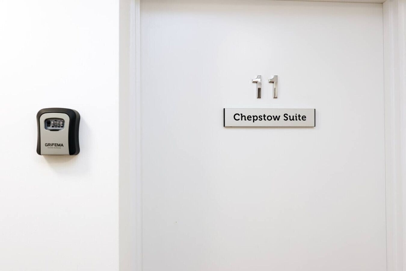 Een deur met een bord met het cijfer 11 en een aanduiding 'Chepstow Suite'.