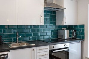 Private kitchen - Work Stay: En-Suite, Kitchen, Free Parking (Pontardawe)