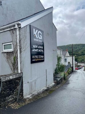 Property grounds - Work Stay: En-Suite, Kitchen, Free Parking (Pontardawe)