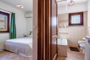 Bidet, towels - GuestHost - A bright and welcoming 68 square meters apartment, perfect for four people, with a private entrance on the ground floor.The property is located in a quiet area of ​​Olbia and is close to all the main amenities, including restaurants, bars (Olbia)