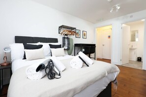Desk, iron/ironing board, WiFi, bed sheets - Contractor Studio • Parking • Smart TV & Kitchen (Pontardawe)