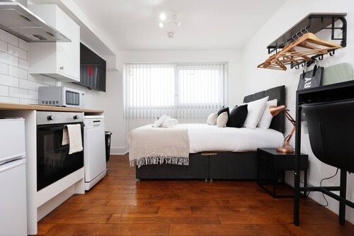 Contractor Studio • Parking • Smart TV & Kitchen