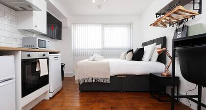 Contractor Studio • Parking • Smart TV & Kitchen