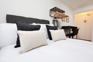 Desk, iron/ironing board, WiFi, bed sheets - Contractor Studio • Parking • Smart TV & Kitchen (Pontardawe)