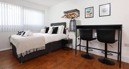 Contractor Studio • Parking • Smart TV & Kitchen