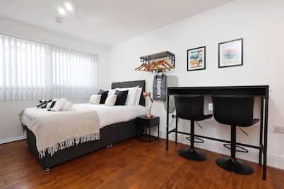 Contractor Studio • Parking • Smart TV & Kitchen