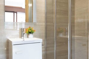 Shower, towels, soap, toilet paper - Trajadinha do Lima Apartment Conde (Ponte de Lima)