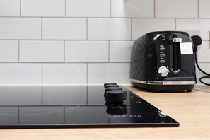 Coffee and/or coffee maker - Contractor Studio • Parking • Smart TV & Kitchen (Pontardawe)