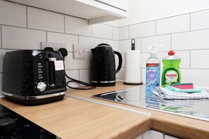 Fridge, microwave, oven, stovetop - Contractor Studio • Parking • Smart TV & Kitchen (Pontardawe)