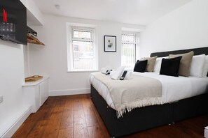 Een bureau, een strijkplank/strijkijzer, wifi, beddengoed