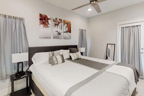 3 bedrooms, iron/ironing board, free WiFi, bed sheets - Urban Escape in the heart of Downtown Houston (Houston)