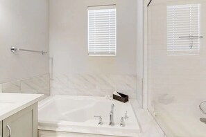 Hair dryer, towels, soap, toilet paper - Urban Escape in the heart of Downtown Houston (Houston)