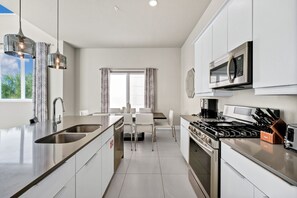 Fridge, oven, stovetop, dishwasher - Spectrum Condo near Disney with Resort & Waterpark Access B1-200 (Kissimmee)