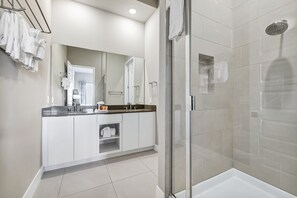 Shower, hair dryer, towels, soap - Spectrum Condo near Disney with Resort & Waterpark Access B1-200 (Kissimmee)
