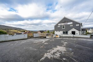 Property grounds - Single Room • Fridge • Microwave • Parking (Pontardawe)
