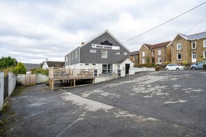 Exterior - Single Room • Fridge • Microwave • Parking (Pontardawe)