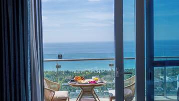 Family Suite, Beach View | Dining