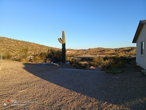 Property grounds - Cozy 2-bedroom house in tranquil Wickenburg with private  pool and amazing views (Wickenburg)