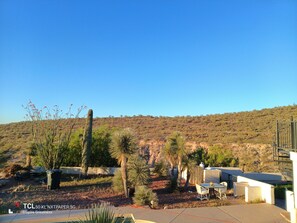 Outdoor dining - Cozy 2-bedroom house in tranquil Wickenburg with private  pool and amazing views (Wickenburg)