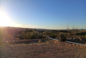 Property grounds - Cozy 2-bedroom house in tranquil Wickenburg with private  pool and amazing views (Wickenburg)