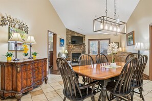 Dining - 🏞️Baskins Creek 508 | Downtown Gatlinburg | Hot Tub | Fab Amenities🌄 (Gatlinburg)