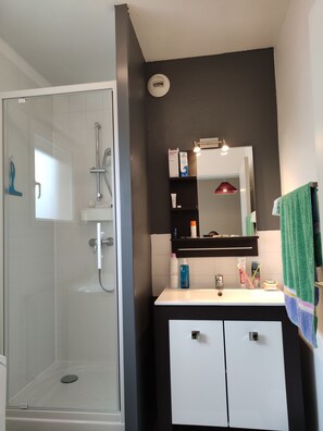 Bathroom - Vrbo Property (Clermont-Ferrand)