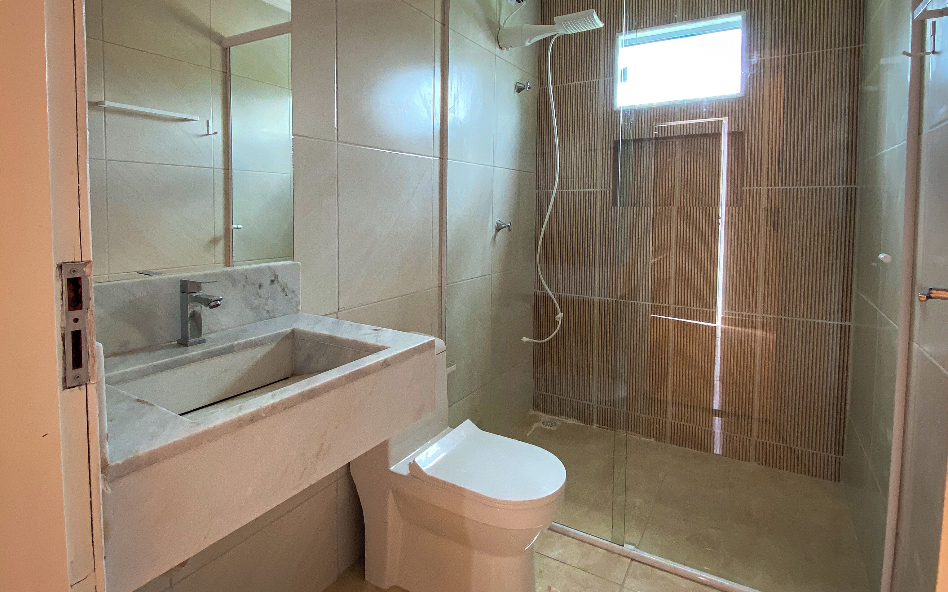 Basic Room | Bathroom | Shower, towels, toilet paper