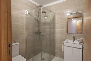 Douche, serviettes fournies, papier toilette